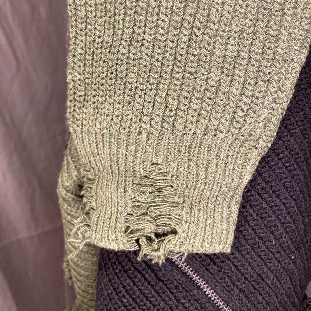 NWT Umgee Black and Green V-Neck Sweater - Picture 11 of 11